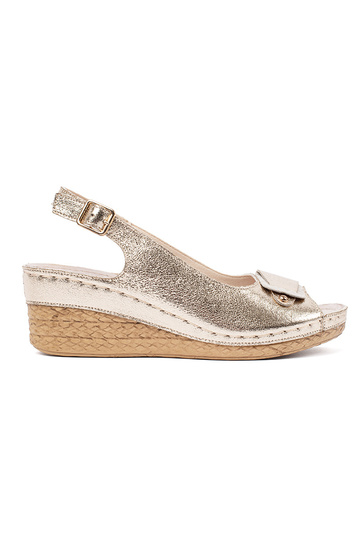 Sandalias doradas con cuña...