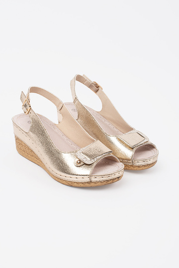 Sandalias doradas con cuña... 2