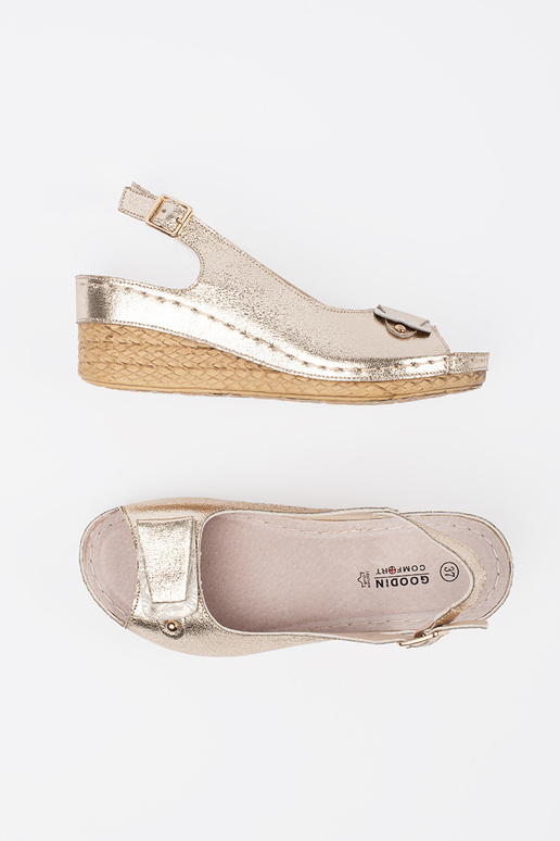 Sandalias doradas con cuña baja