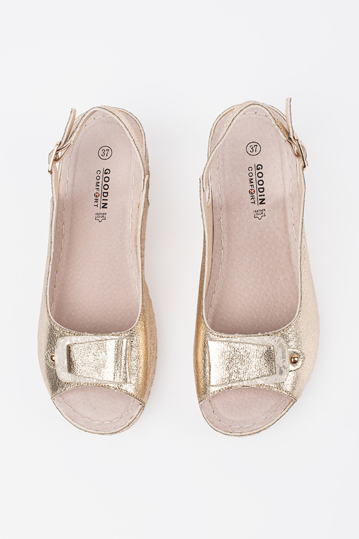 Sandalias doradas con cuña baja