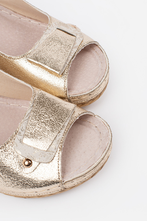 Sandalias doradas con cuña baja