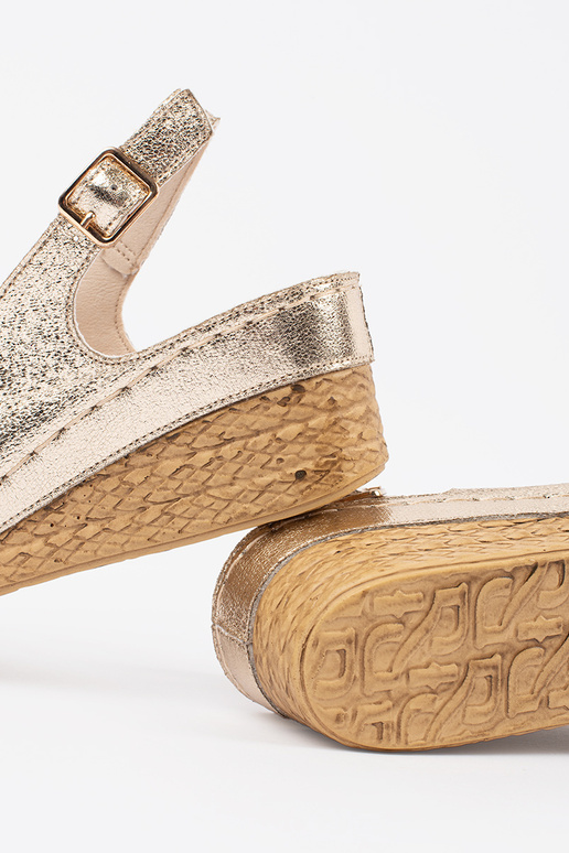 Sandalias doradas con cuña baja