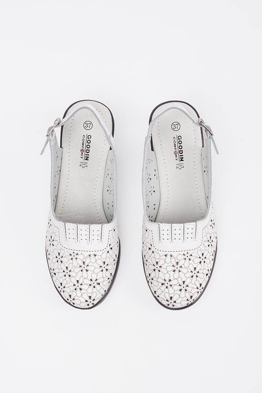 Sandalias de color blanco con tacón bajo Sandalias de color blanco con tacón bajo