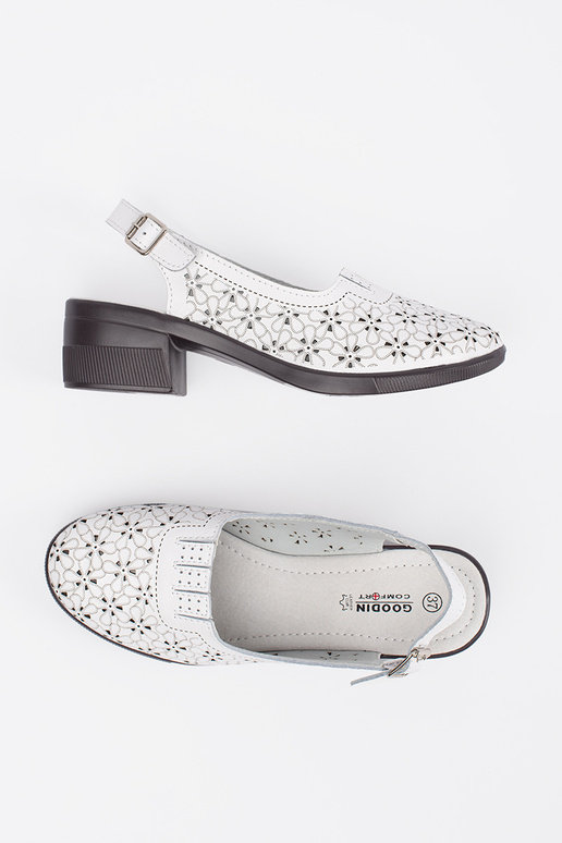 Sandalias de color blanco con tacón bajo Sandalias de color blanco con tacón bajo