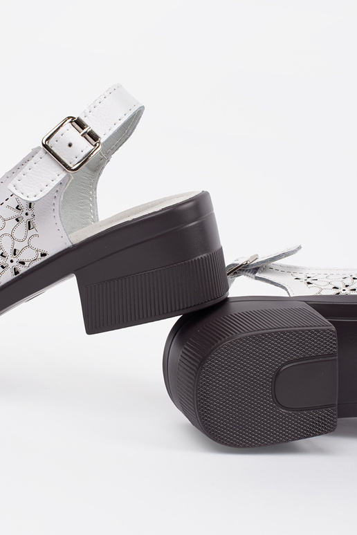 Sandalias de color blanco con tacón bajo Sandalias de color blanco con tacón bajo