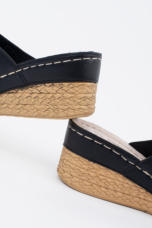 Zapatillas de cuña de color negro... Zapatillas de cuña de color negro...