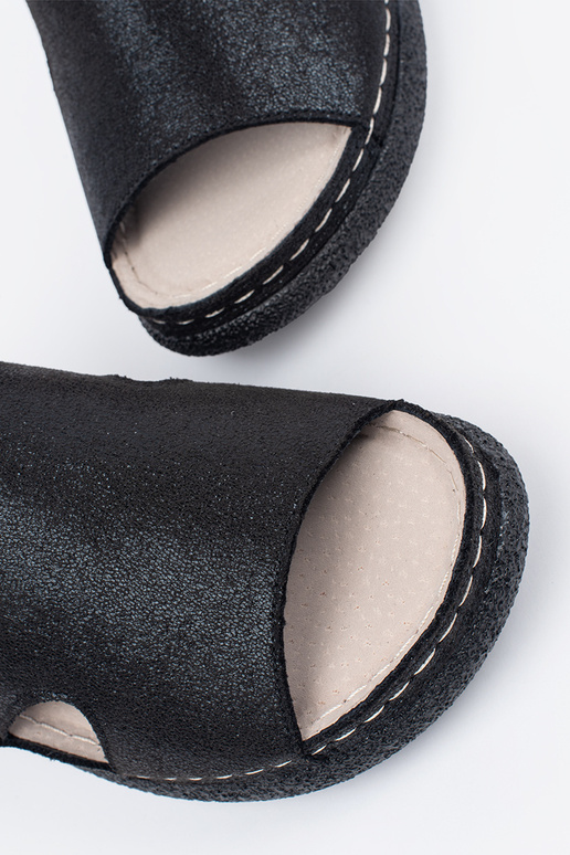 Sandalias planas de color negro con... Sandalias planas de color negro con...