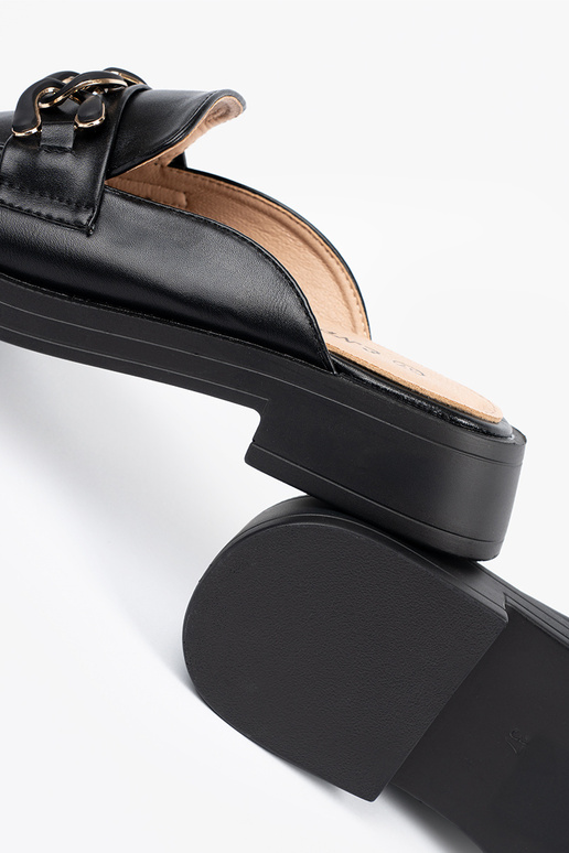 Zapatillas negras de piel sintética...