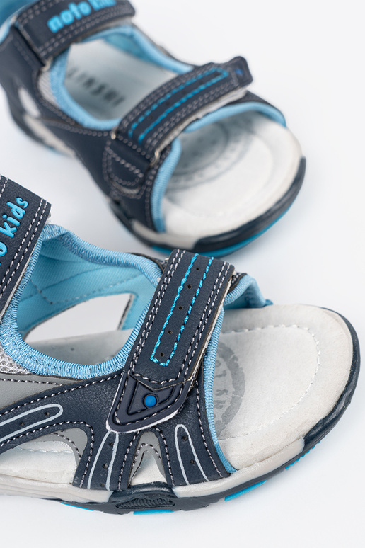 Sandalias para niños de color azul...