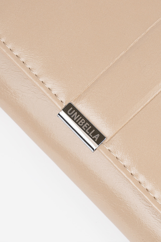 Cartera color arena de mujer de piel...