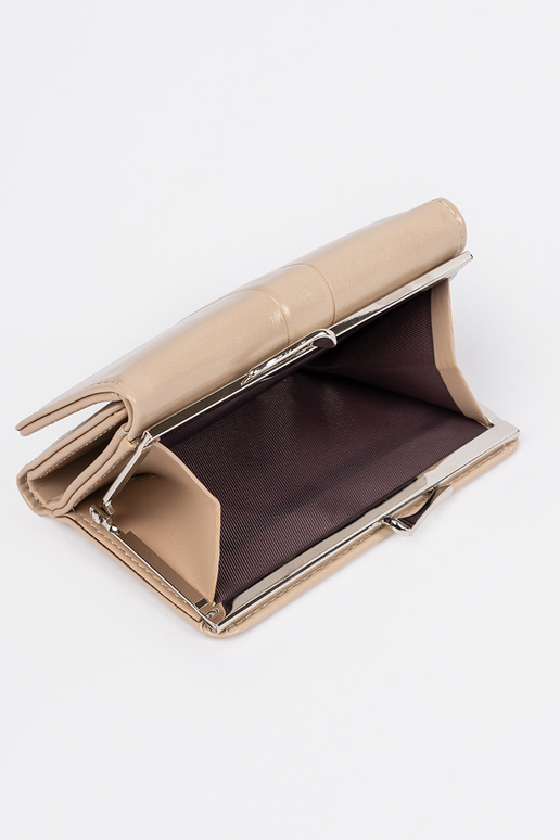 Cartera color arena de mujer de piel...