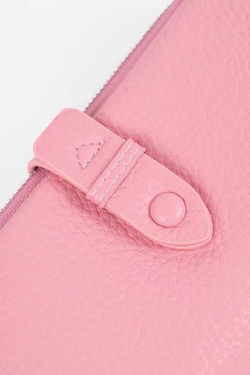Cartera de mujer rosa con compartimentos