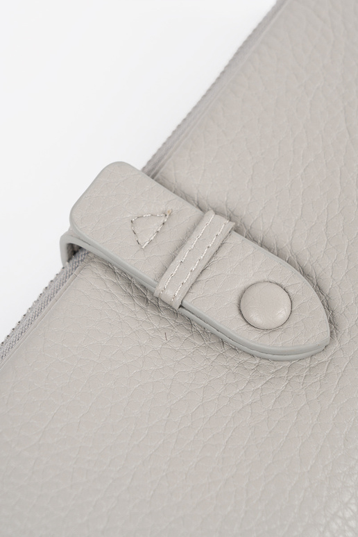 Cartera de mujer gris con compartimentos
