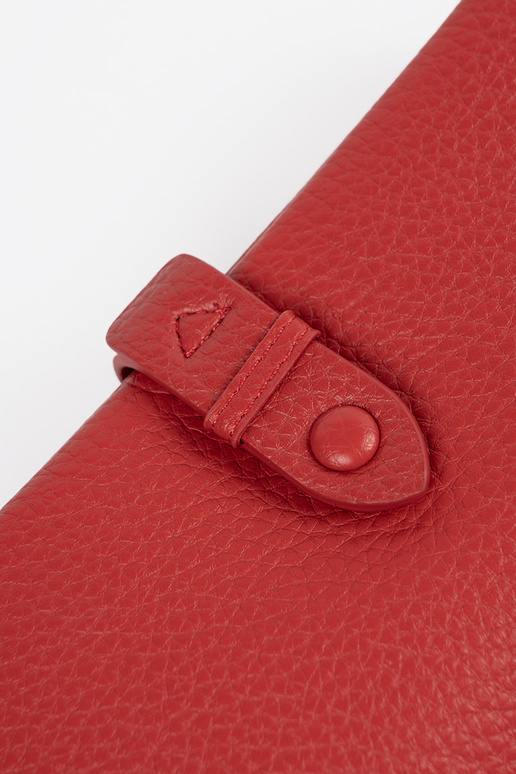Cartera de mujer roja con compartimentos
