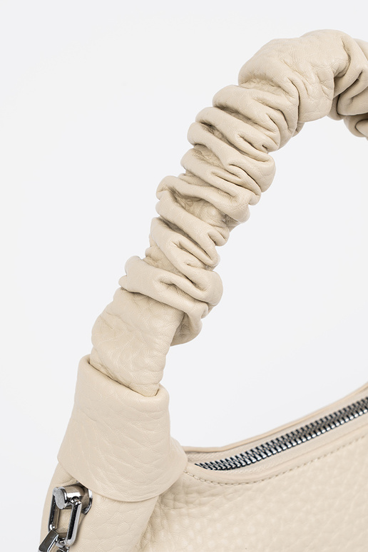 Bolso azul con pañuelo decorativo