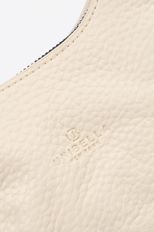 Bolso azul con pañuelo decorativo