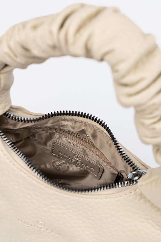 Bolso azul con pañuelo decorativo