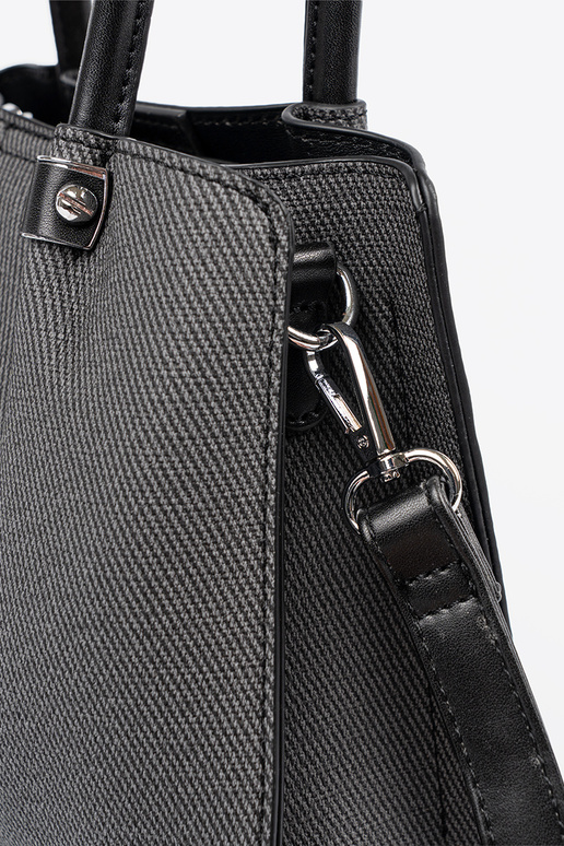 Bolso mediano negro con pañuelo...