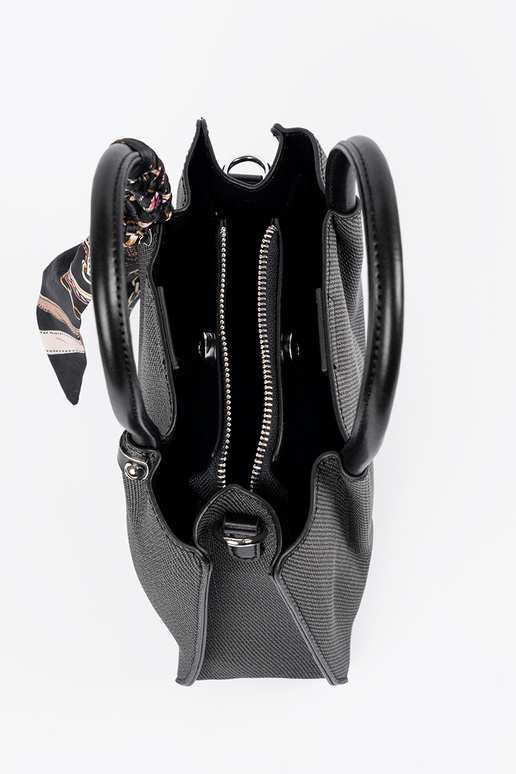 Bolso mediano negro con pañuelo...