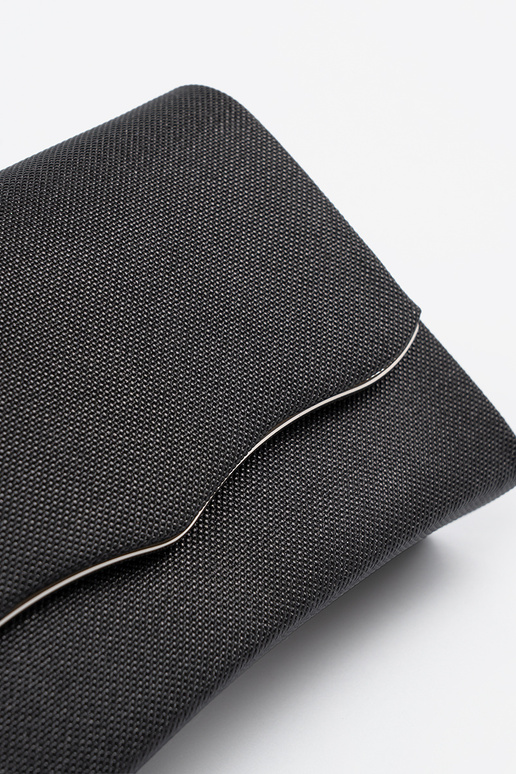 Bolso negro con cadena