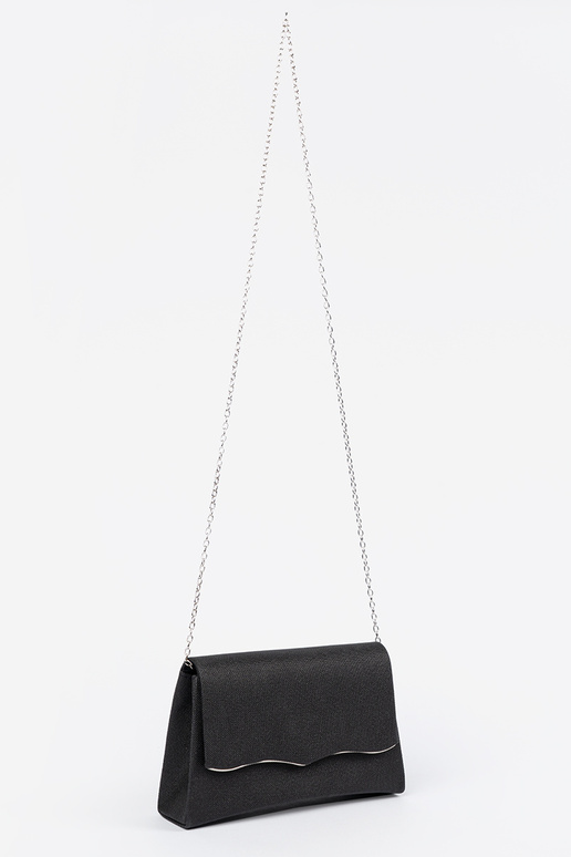 Bolso negro con cadena