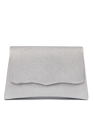 Bolso plateado con cadena