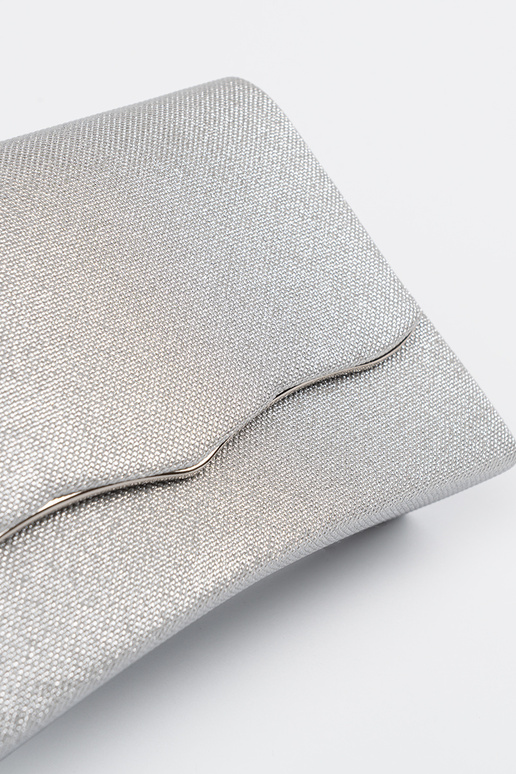 Bolso plateado con cadena