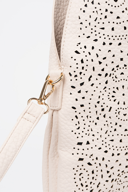 Bolso tipo calado color arena brillante