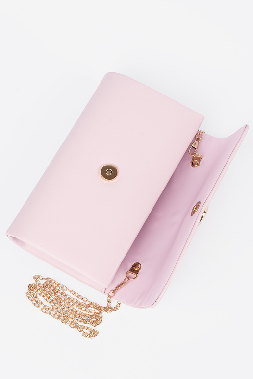 Bolso rosa tipo sobre con elementos...