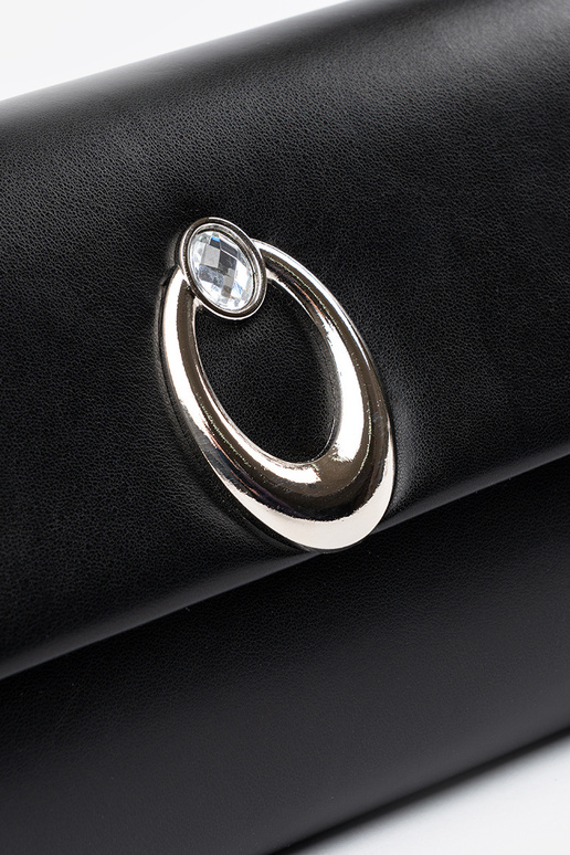 Bolso negro tipo sobre con elementos...