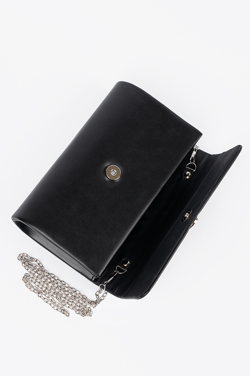 Bolso negro tipo sobre con elementos...