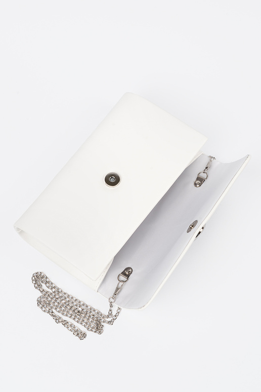 Bolso blanco tipo sobre con elementos...