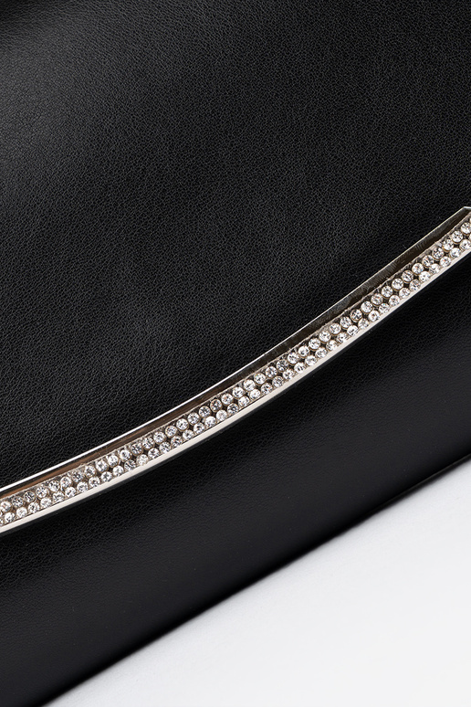 Bolso negro con cadena