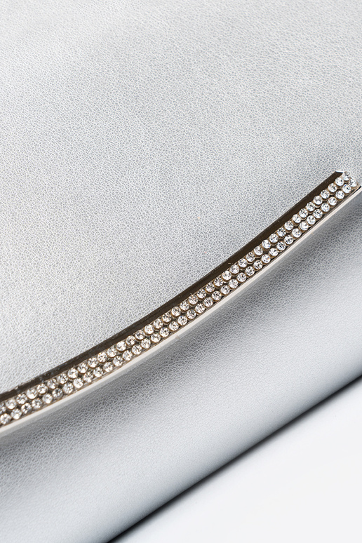 Bolso color plata con cadena