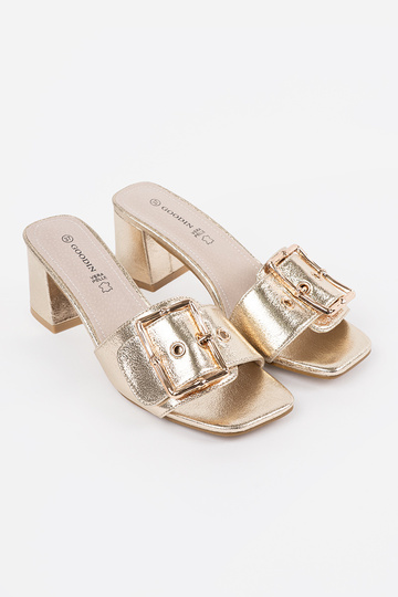 Chanclas doradas de tacón... 2