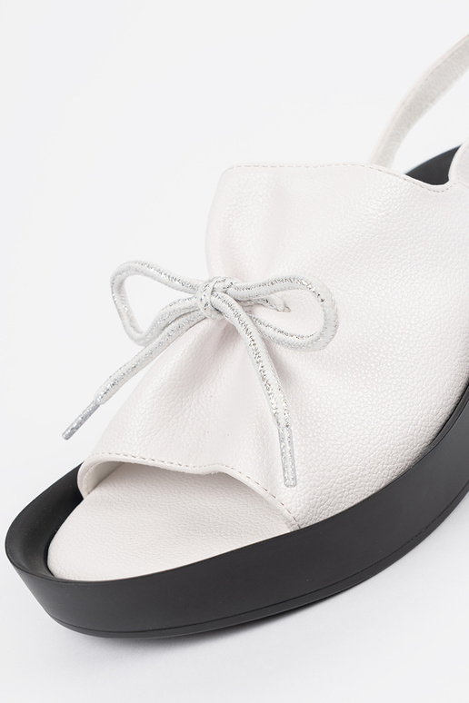 Sandalias blancas para mujer en... Sandalias blancas para mujer en...