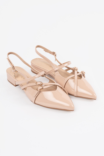 Tacones altos de charol... 2