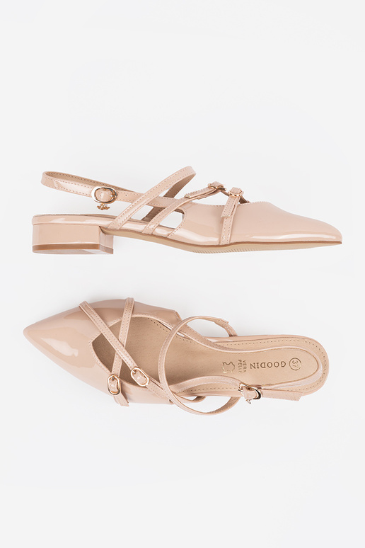 Tacones altos de charol color arena... Tacones altos de charol color arena...