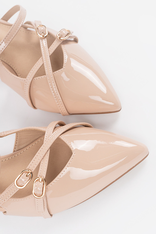 Tacones altos de charol color arena... Tacones altos de charol color arena...