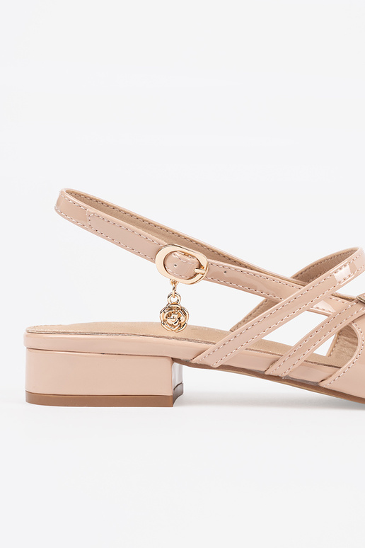 Tacones altos de charol color arena... Tacones altos de charol color arena...