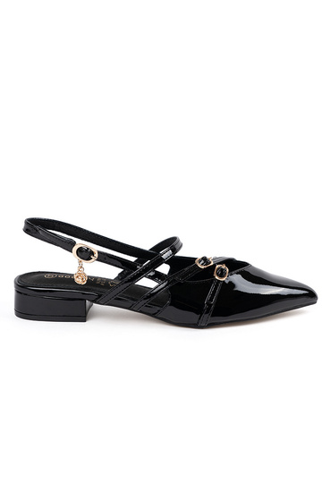 Tacones altos de charol...