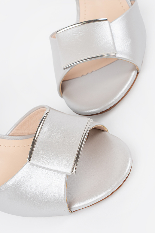 Sandalias femeninas doradas de suela...