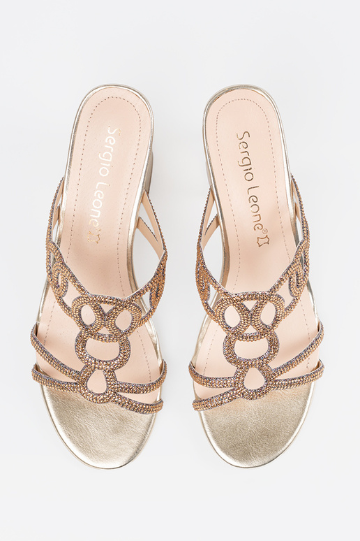 Zapatillas doradas con tacón, Sergio...