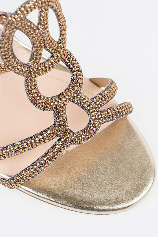 Zapatillas doradas con tacón, Sergio...