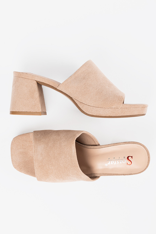 Chanclas de mujer con tacones altos... Chanclas de mujer con tacones altos...