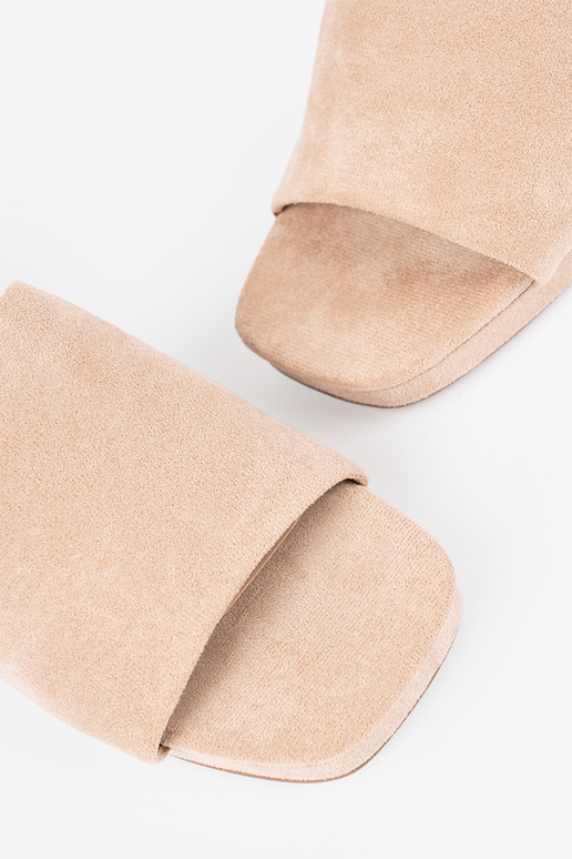 Chanclas de mujer con tacones altos... Chanclas de mujer con tacones altos...