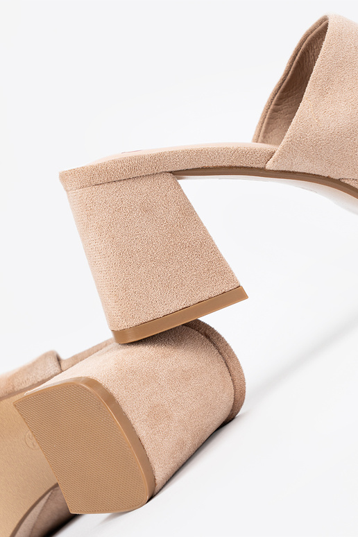 Chanclas de mujer con tacones altos... Chanclas de mujer con tacones altos...