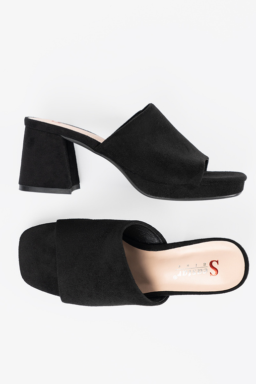 Chanclas de mujer con tacones altos...