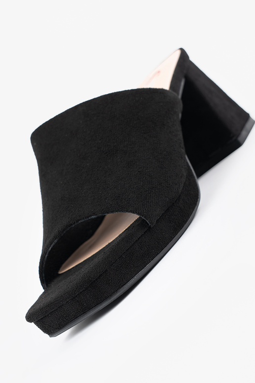 Chanclas de mujer con tacones altos...