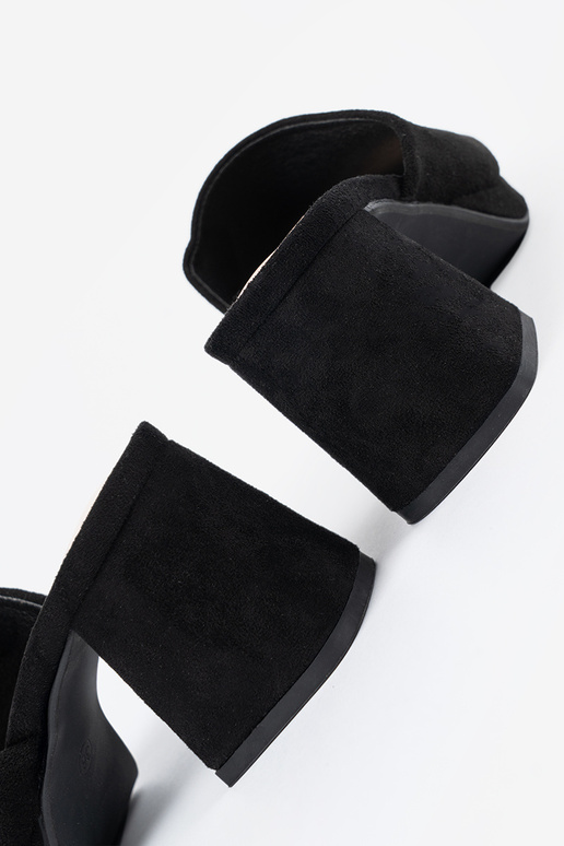 Chanclas de mujer con tacones altos...